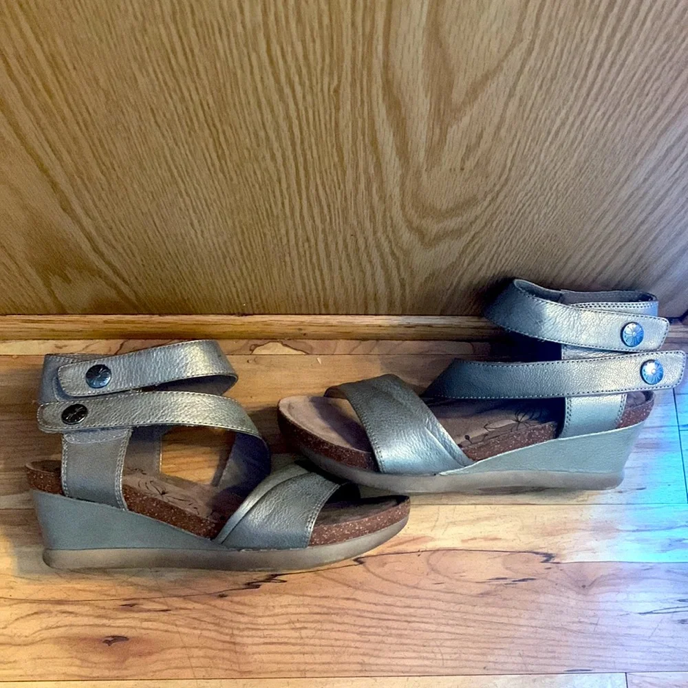 Rockport Cobb Hill Size 6 asymmetry metallic leather strap comfort sandals EUC